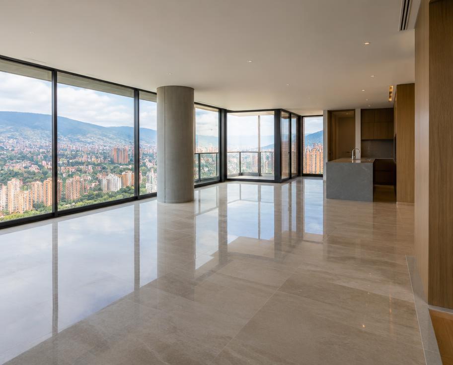 Interior de una propiedad luminosa con vista panorámica